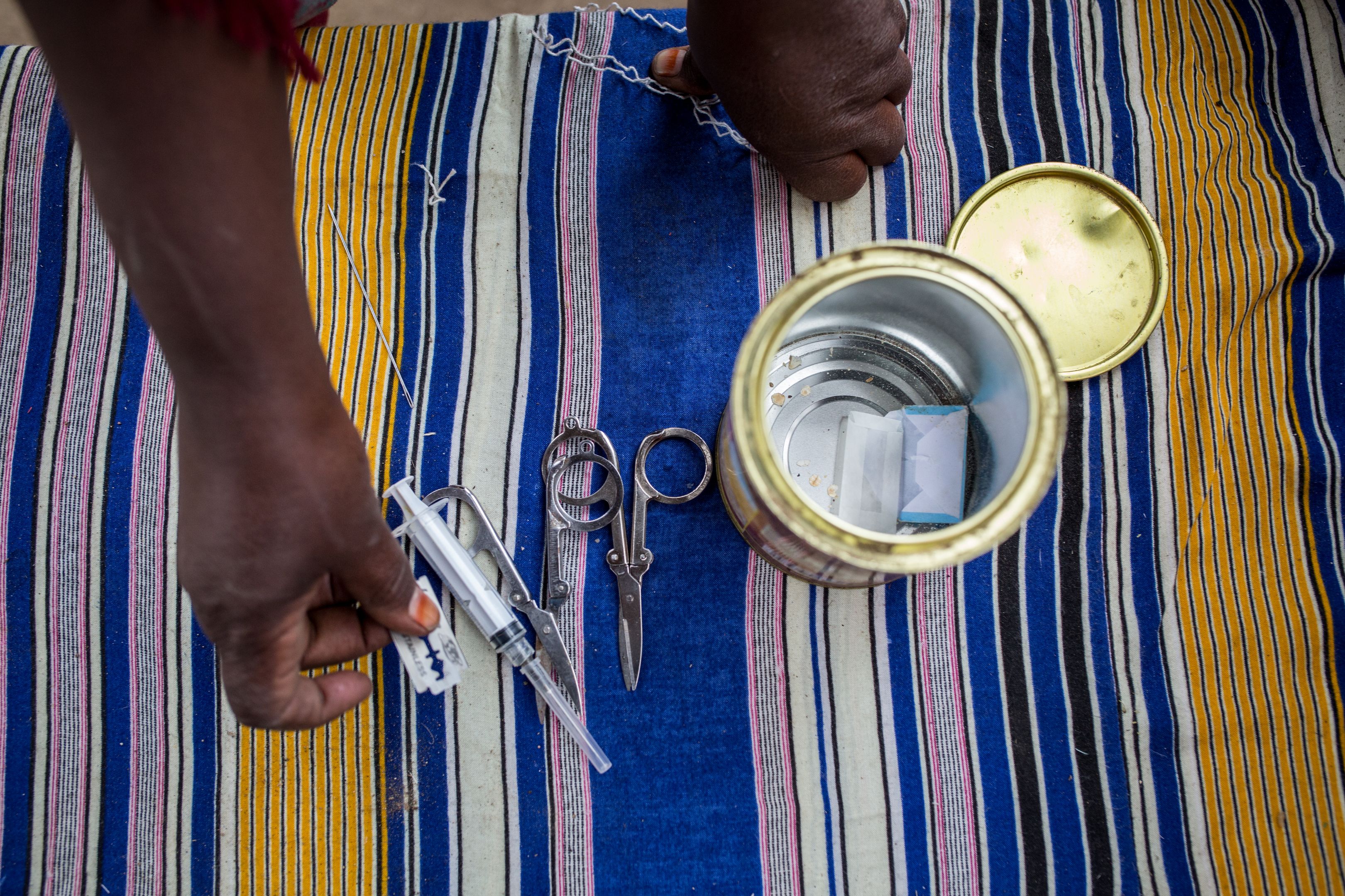 Das Werkzeug einer Beschneiderin (Quelle: Fairpictures)