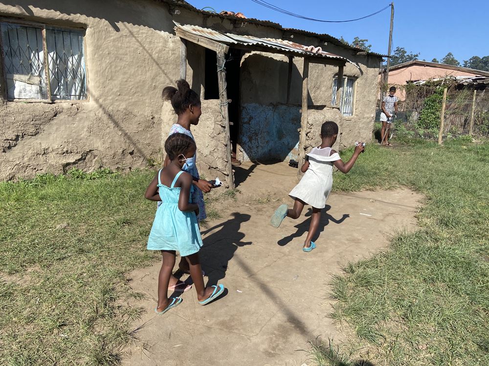 Waisenkinder spielen Hüpfspiel vor ihrem Haus (Quelle: Anne Becker) Waisenkinder spielen Hüpfspiel vor ihrem Haus (Quelle: Anne Becker)