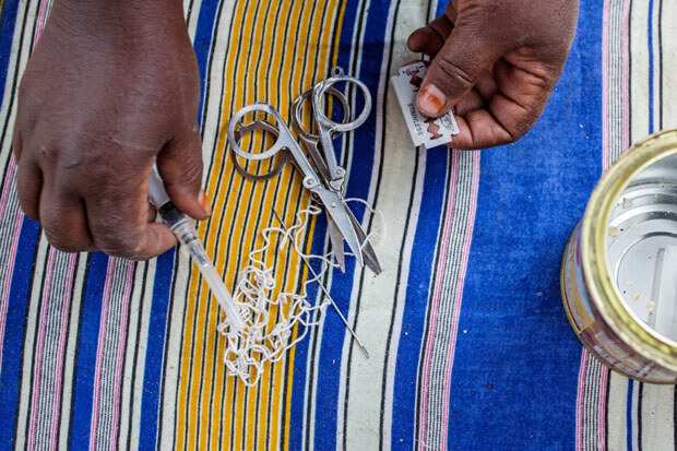 Das Bild zeigt Nadel, Faden und Schere: Mit diesem Werkzeug führen Beschneiderinnen auch heute noch grausame Genitalverstümmelungen durch (ohne medizinisches Wissen und mit oftmals lebensbedrohlichen Folgen für die Opfer.) (Quelle: Mustafa Saeed/Kindernothilfe) Instrumente einer Beschneiderin: Nadel, Faden und Schere (Quelle: Mustafa Saeed, Fairpicture)