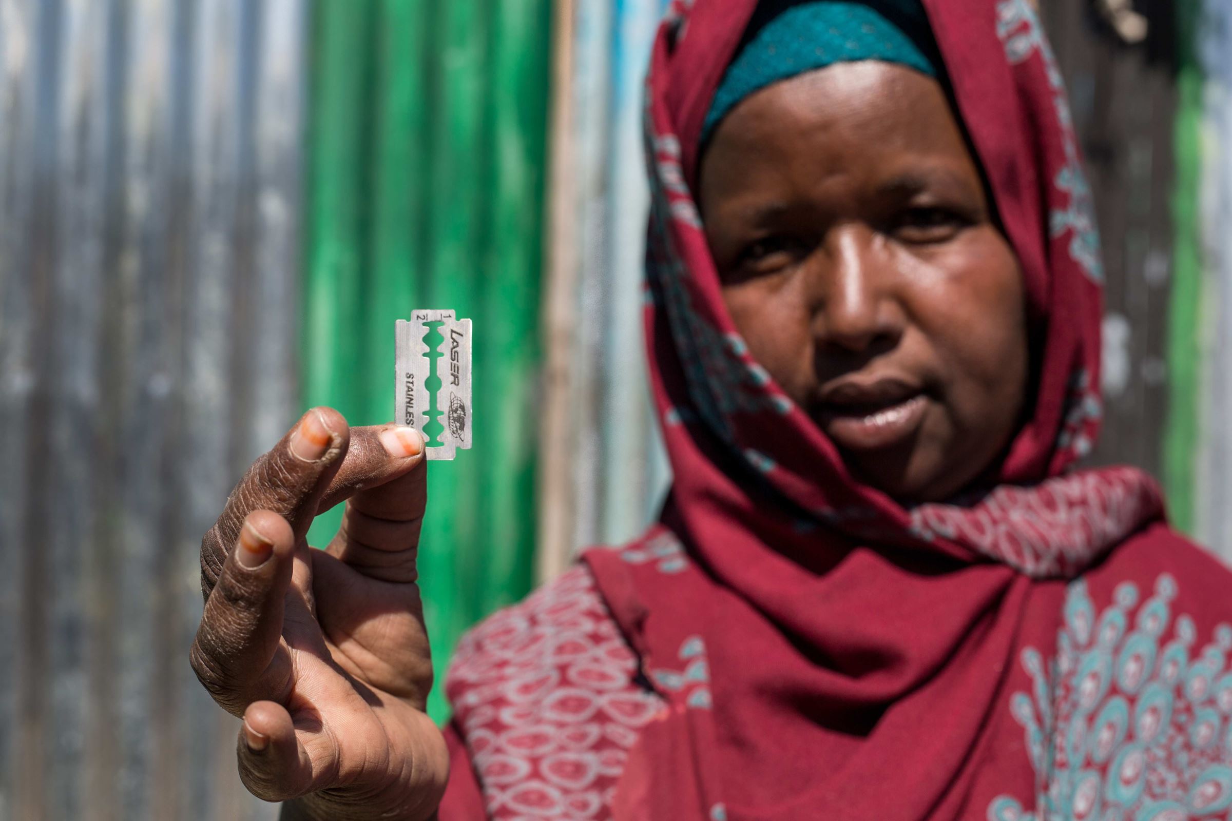 Khadra - mit Rasierklinge - arbeitete 20 Jahre als Beschneiderin Khadra - mit Rasierklinge - arbeitete 20 Jahre als Beschneiderin (Quelle: Mustafa Saeed, Fairpicture)