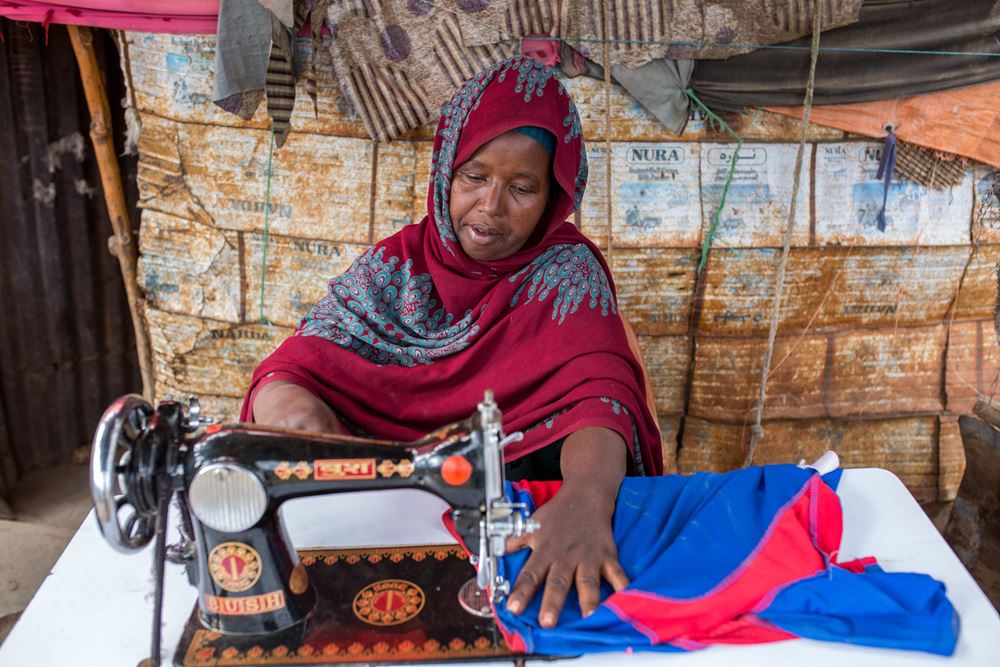 Khadra verdient heute den Lebensunterhalt für ihre Familie als Näherin (Quelle: Mustafa Saeed, Fairpicture) Khadra verdient heute den Lebensunterhalt für ihre Familie als Näherin (Quelle: Mustafa Saeed, Fairpicture)