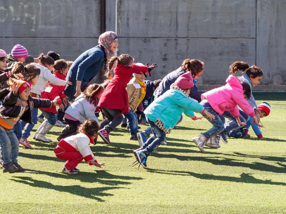 Kinder laufen und springen im Schutzzentrum. (Foto: Kindernothilfepartner) Kinder laufen und springen im Schutzzentrum. (Foto: Kindernothilfepartner)