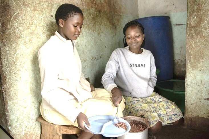 Susan und Marian zu Hause beim Essenausteilen (Quelle: Christian Nusch) Susan und Marian zu Hause beim Essenausteilen (Quelle: Christian Nusch)