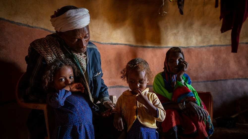 Liban Ali mit seinen Kindern im Tukul (Quelle: Jakob Studnar) Liban Ali mit seinen Kindern im Tukul (Quelle: Jakob Studnar)