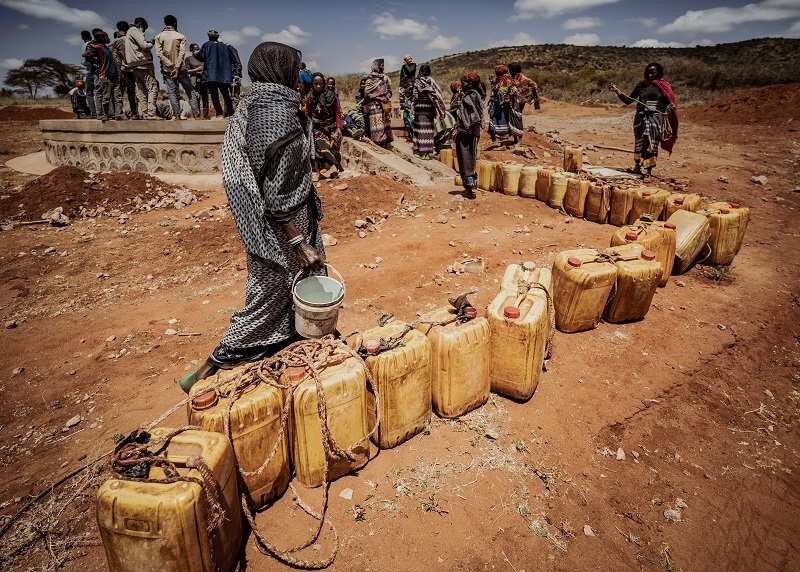 Wasserstation in Kululla Tika: lange Kanisterschlange (Quelle: Jakob Studnar) Wasserstation in Kululla Tika: lange Kanisterschlange (Quelle: Jakob Studnar)