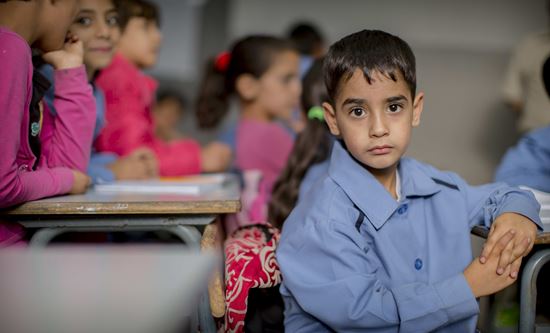 Junge beim Besuch einer Schule Junge beim Besuch einer Schule