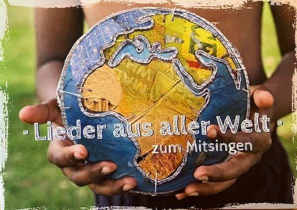 Kind hält Weltkugel, Schrift: Lieder aus aller Welt zum Mitsingen