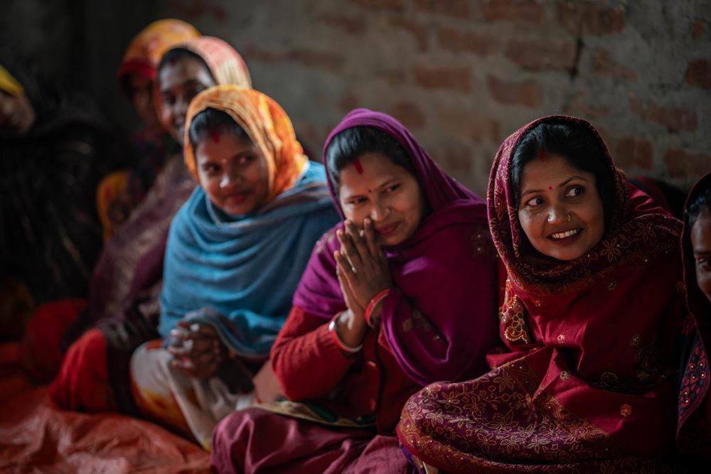 Einige Frauen einer Selbsthilfegruppe in Nepal schauen in eine Richtung und hören zu (Foto: Jakob Studnar /  Kindernothilfe) Einige Frauen einer Selbsthilfegruppe in Nepal schauen in eine Richtung und hören zu (Foto: Jakob Studnar /  Kindernothilfe)