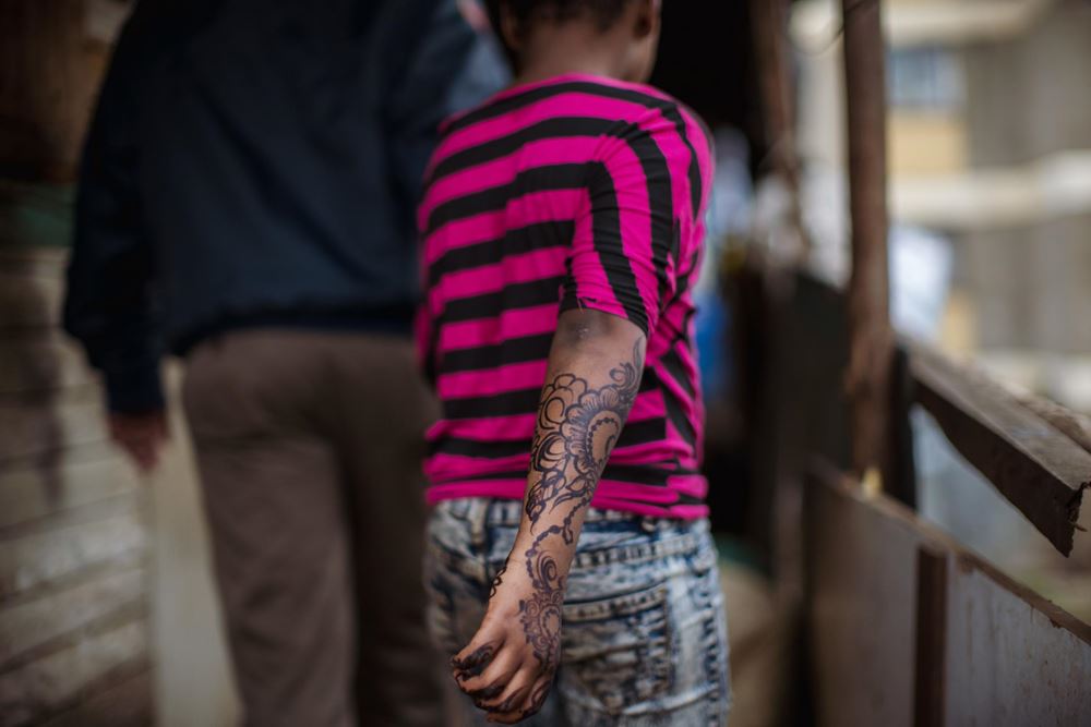 Ein Mädchen wird an einer Hand von einem Mann weggezogen (Foto: Lars Heidrich) Ein Mädchen wird an einer Hand von einem Mann weggezogen (Foto: Lars Heidrich)