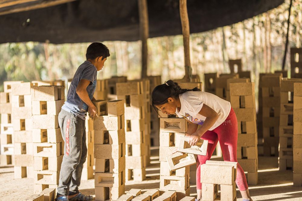 Ein Junge und ein Mädchen in einer Ziegelei in Peru (Quelle: Kindernothilfe) Ein Junge und ein Mädchen in einer Ziegelei in Peru (Quelle: Kindernothilfe)