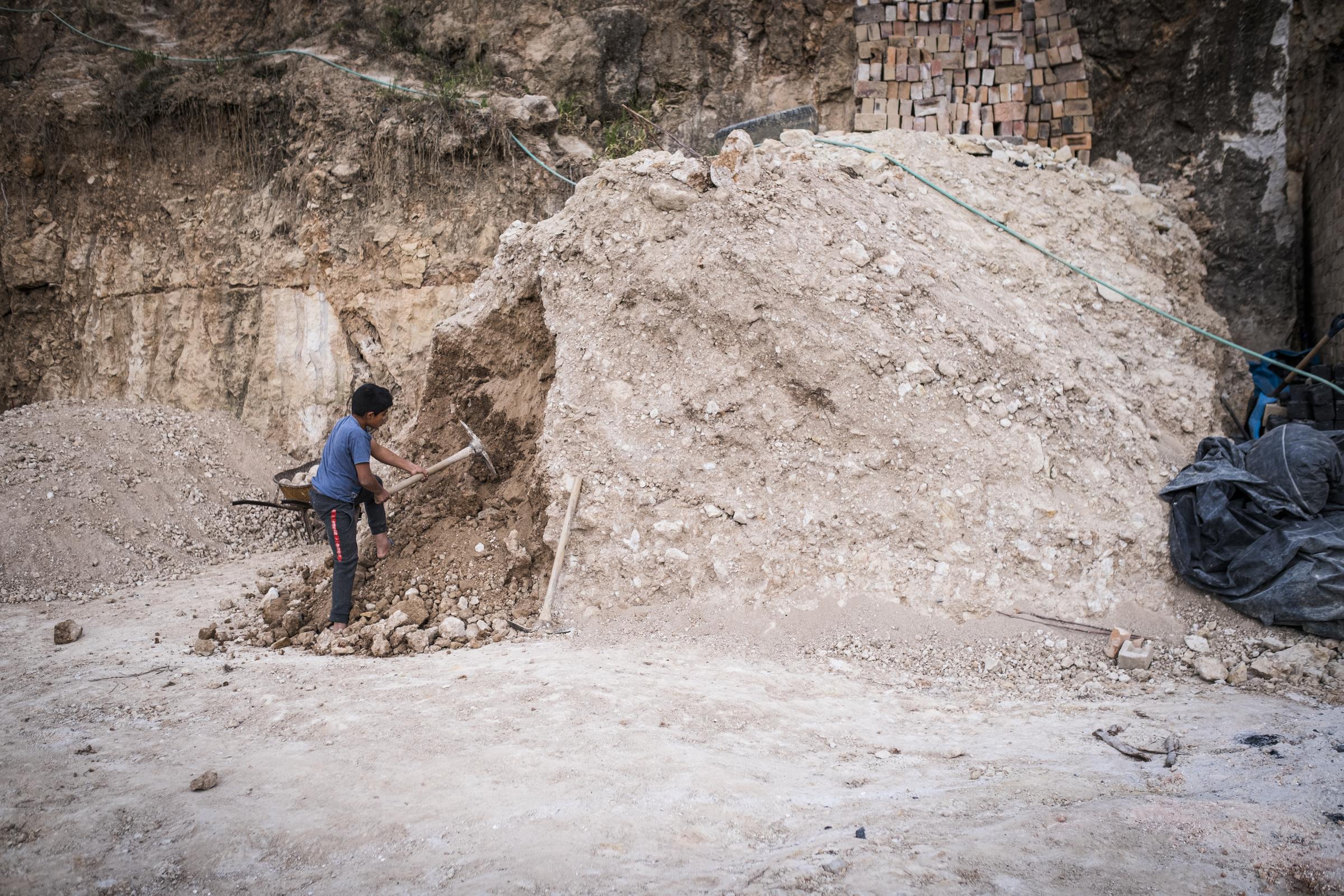 Junge hackt auf Felswand ein (Quelle: Kindernothilfe)