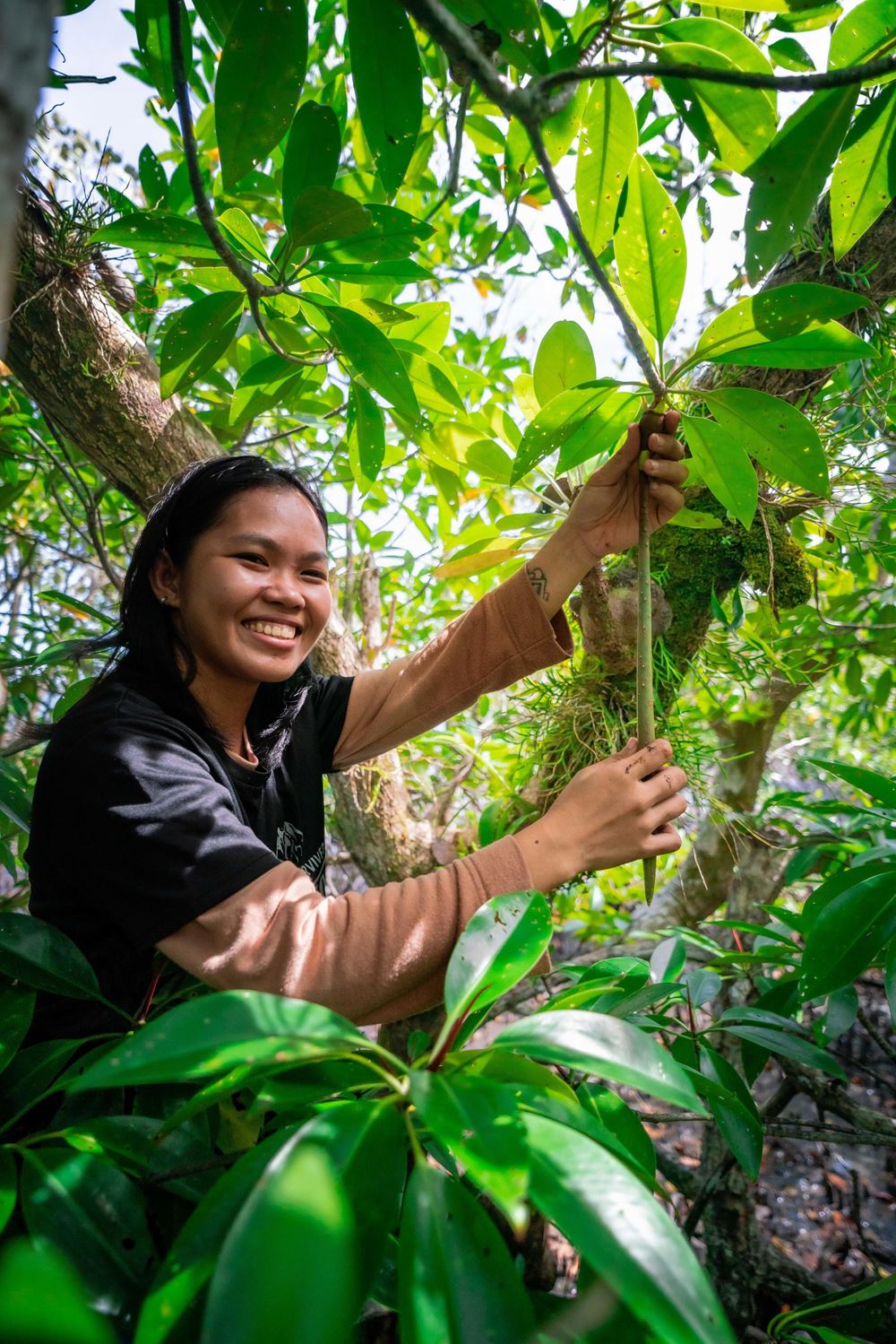 Eine Frau umgeben von Pflanzen lächelt in die Kamera (Quelle: Jakob Studnar) Eine Frau umgeben von Pflanzen lächelt in die Kamera (Quelle: Jakob Studnar)