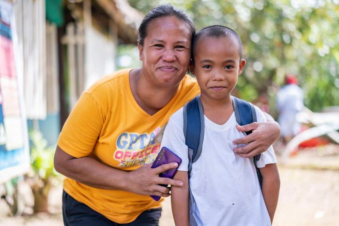 Philippinische Mutter mit ihrem Sohn. (Foto: Jakob Studnar) Philippinische Mutter mit ihrem Sohn. (Foto: Jakob Studnar)