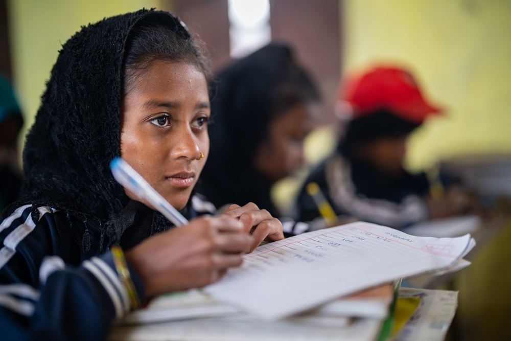 Ein Mädchen macht sich Notizen zum Unterricht in Nepal (Foto: Jakob Studnar) Ein Mädchen macht sich Notizen zum Unterricht in Nepal (Foto: Jakob Studnar)