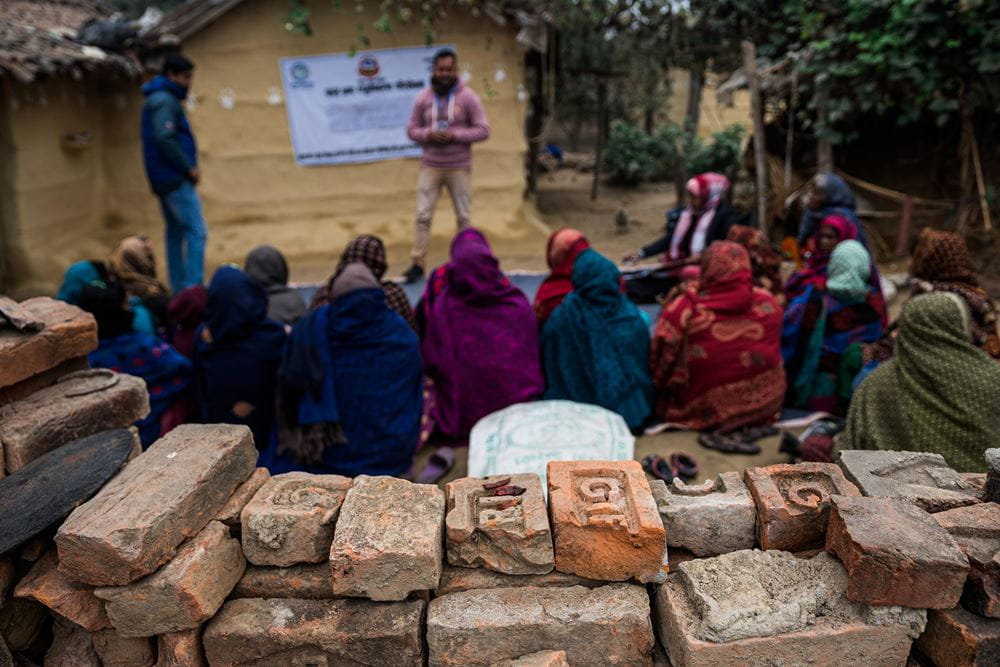 Die Frauen des Dorfs nehmen an einer Kinderrechtsschulung teil (Foto: Martin Bondzio) Die Frauen des Dorfs nehmen an einer Kinderrechtsschulung teil (Foto: Martin Bondzio)
