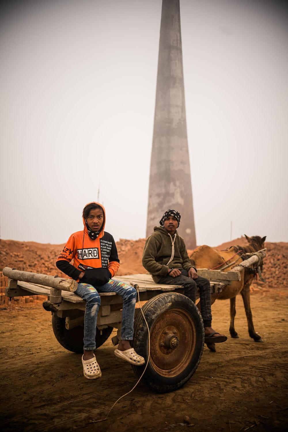 Anil und sein Freund Tej sitzen auf dem Pferdekarren und schauen in die Kamera. Sie sind ein eingespieltes Team in der Ziegelei. Anstatt zu arbeiten, würden sie lieber gemeinsam Fußball spielen. (Foto: Martin Bondzio) Anil und sein Freund Tej sitzen auf dem Pferdekarren und schauen in die Kamera. Sie sind ein eingespieltes Team in der Ziegelei. Anstatt zu arbeiten, würden sie lieber gemeinsam Fußball spielen. (Foto: Martin Bondzio)