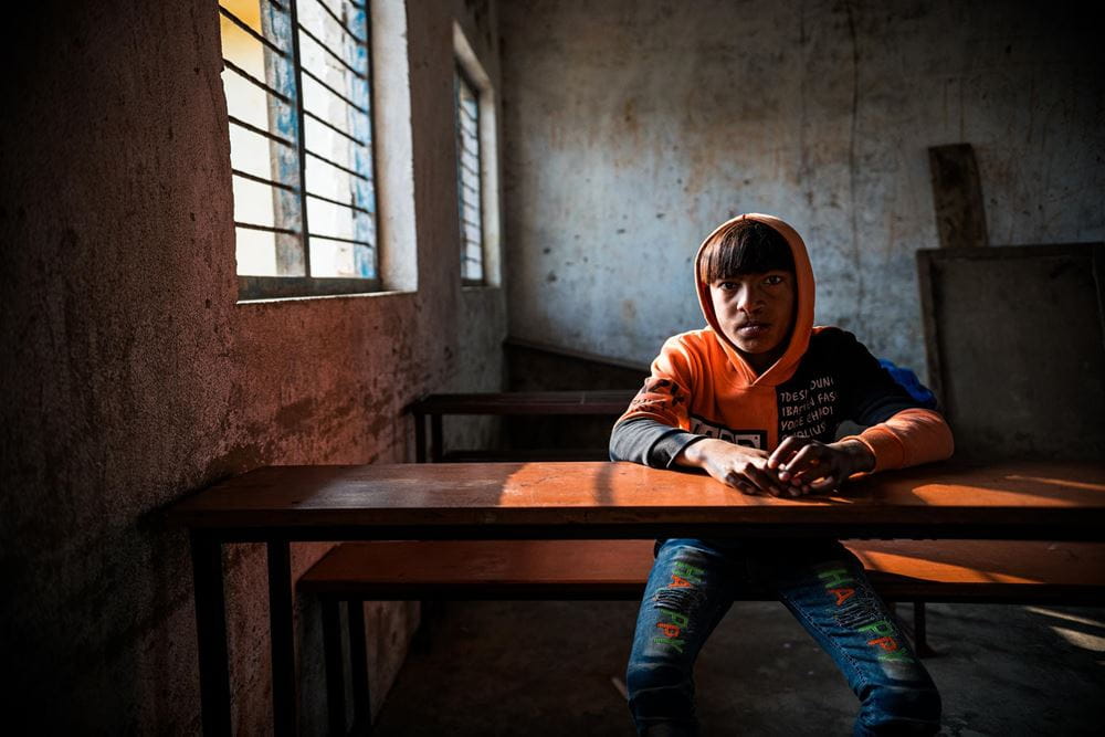 Anils größter Wunsch ist es, wieder zur Schule gehen zu dürfen. Auf dem Foto sieht man ihn, wie er in einem leeren Klassenraum an einem Tisch sitzt. (Fotos: Martin Bondzio) Anils größter Wunsch ist es, wieder zur Schule gehen zu dürfen. Auf dem Foto sieht man ihn, wie er in einem leeren Klassenraum an einem Tisch sitzt. (Fotos: Martin Bondzio)