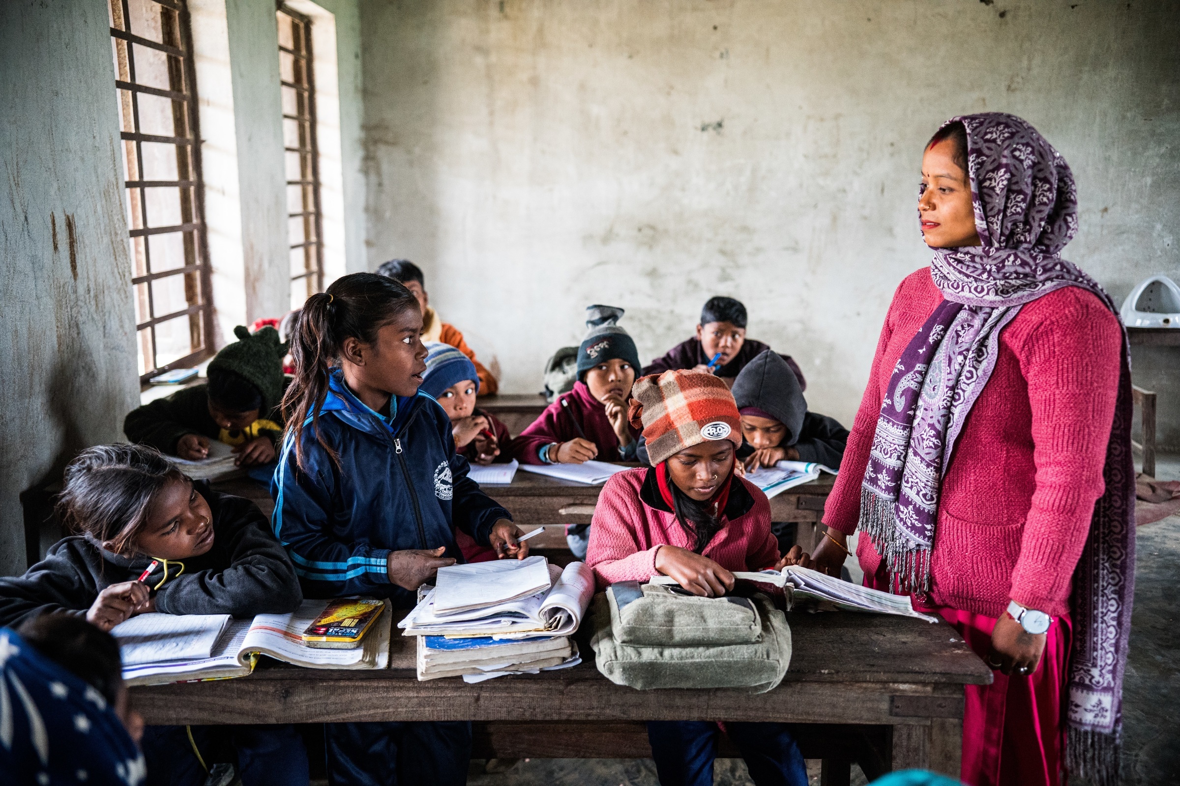 Gamya steht im Klassenzimmer und spricht mit ihrer Lehrerin. Wenn Gamya groß ist, möchte sie Sozialarbeiterin werden, um anderen Kindern den Weg aus der Kinderarbeit zu zeigen. (Foto: Martin Bondzio)