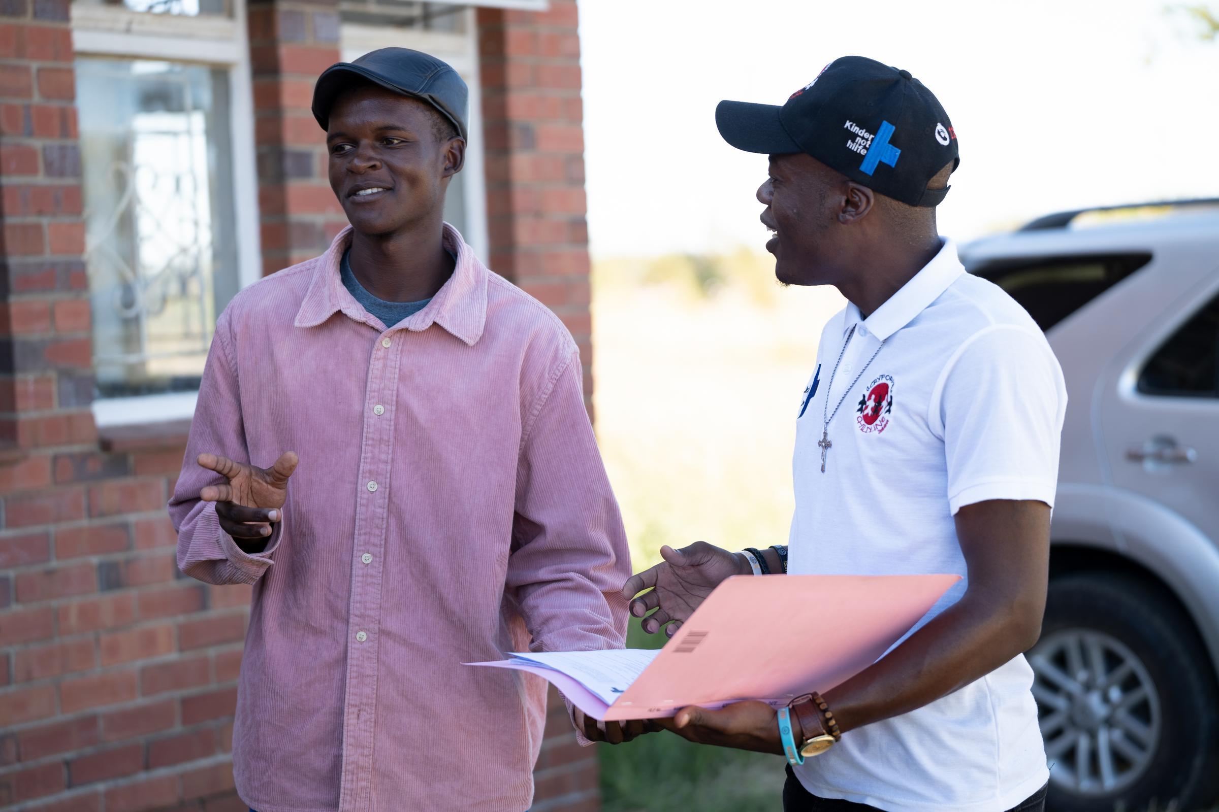 Der 17-jährige Elton (links) ist der Sprecher der Jugendgruppe, die es seit fast zwei Jahren gibt (Foto: Christian Nusch)