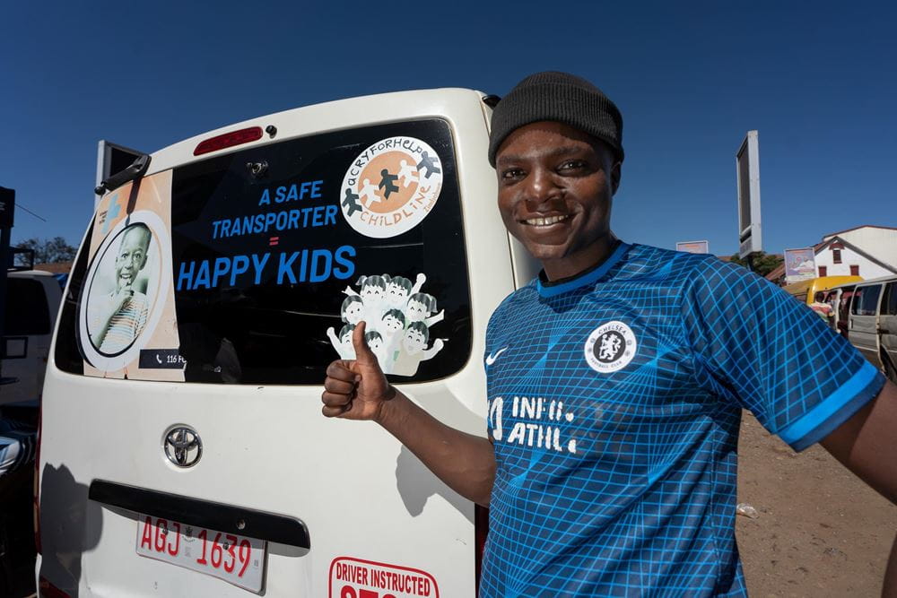 Keith Museba steht vor einem Schulbus. Er ist einer von inzwischen 56 Busfahrern, die sich dem Projekt „Sichere Schulwege“ angeschlossen haben (Foto: Christian Nusch) Keith Museba steht vor einem Schulbus. Er ist einer von inzwischen 56 Busfahrern, die sich dem Projekt „Sichere Schulwege“ angeschlossen haben (Foto: Christian Nusch)