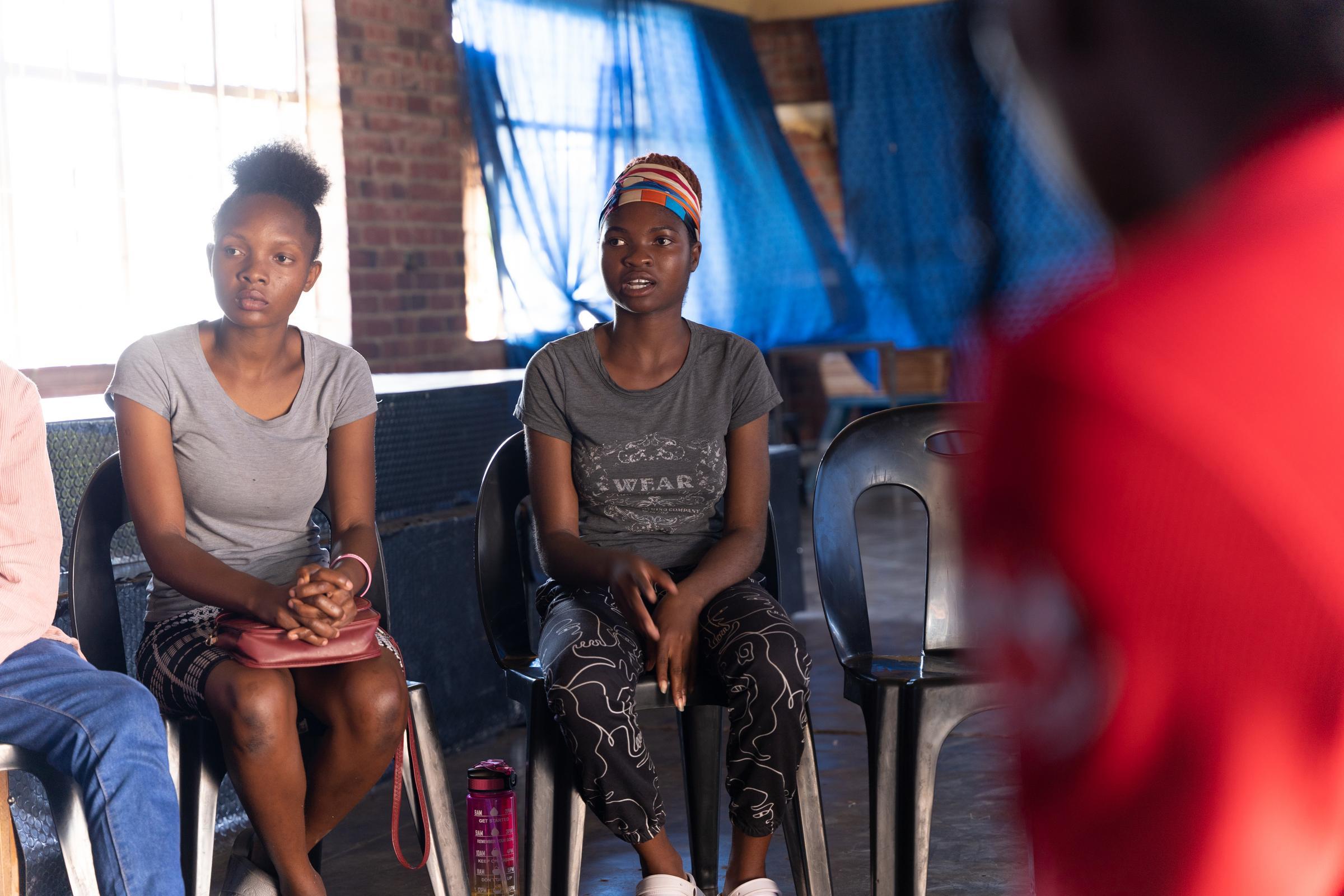 Malika (links) ist in der Riskmapping-Gruppe, die Beschwerden über die gefährlichen Busfahrten gesammelt haben (Foto: Christian Nusch)