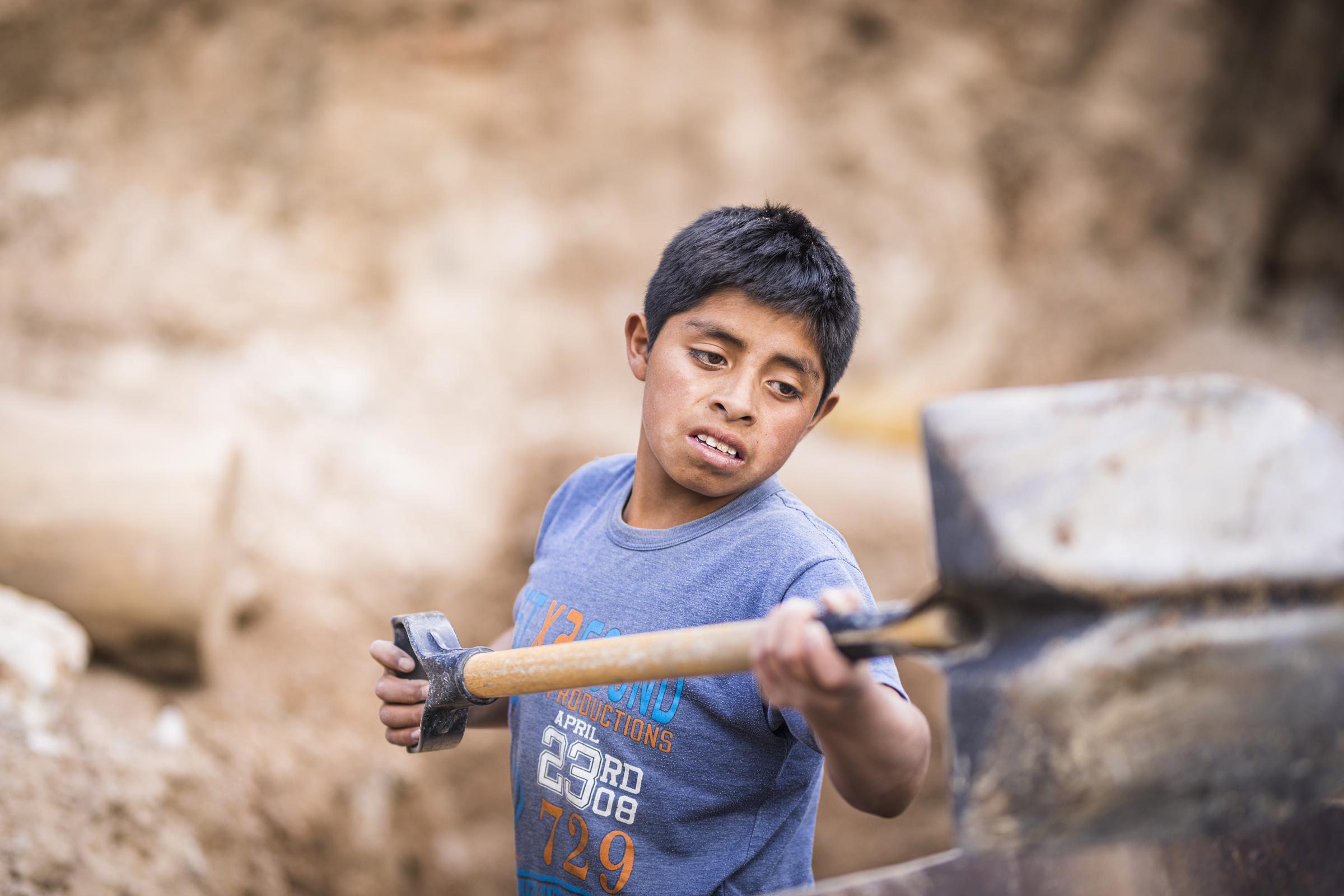 Ein Junge arbeitet schwer in einem Steinbruch in Peru (Quelle: Martin Bondzio/KNH) Ein Junge arbeitet schwer in einem Steinbruch in Peru (Quelle: Martin Bondzio/KNH)