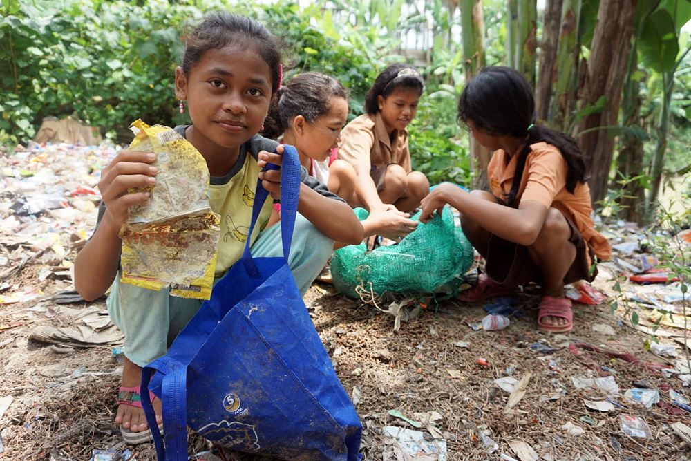 Kinderarbeiterinnen in Medan/Sumatra (Quelle: Christiane Dase/KNH) Kinderarbeiterinnen in Medan/Sumatra (Quelle: Christiane Dase/KNH)