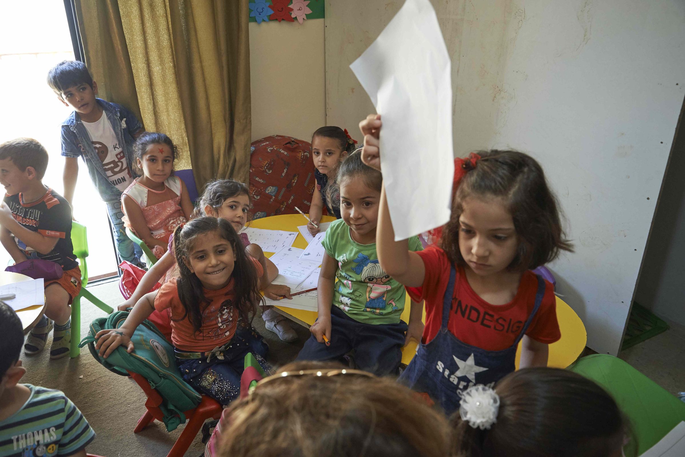 Eine Gruppe syrischer Kinder in einem Flüchtlingslager im Libanon spielt und malt. (Quelle: Ulrich Gernhardt)