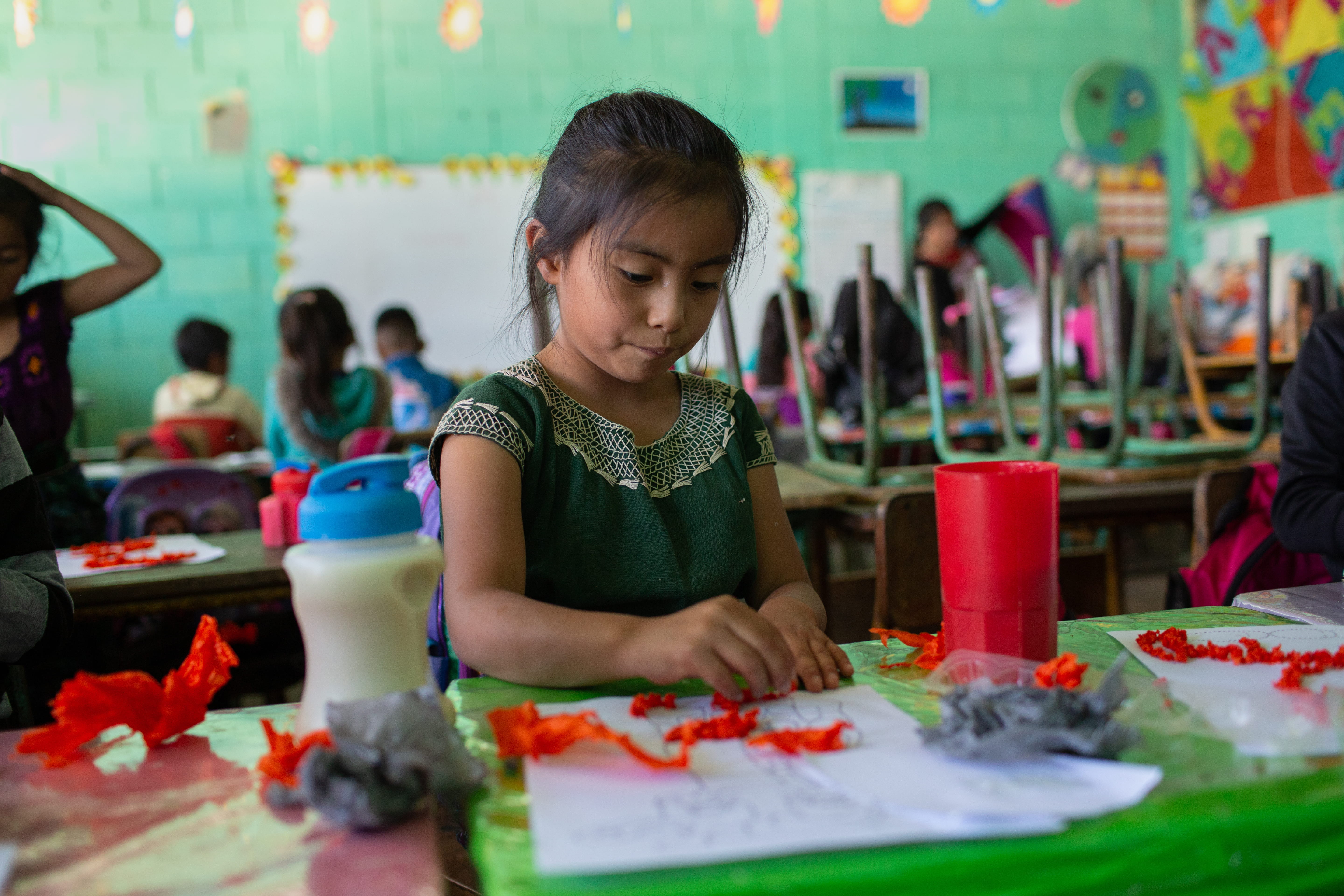 Mädchen aus Guatemala ist in der Schule und bastelt (Quelle: James Rodriguez)