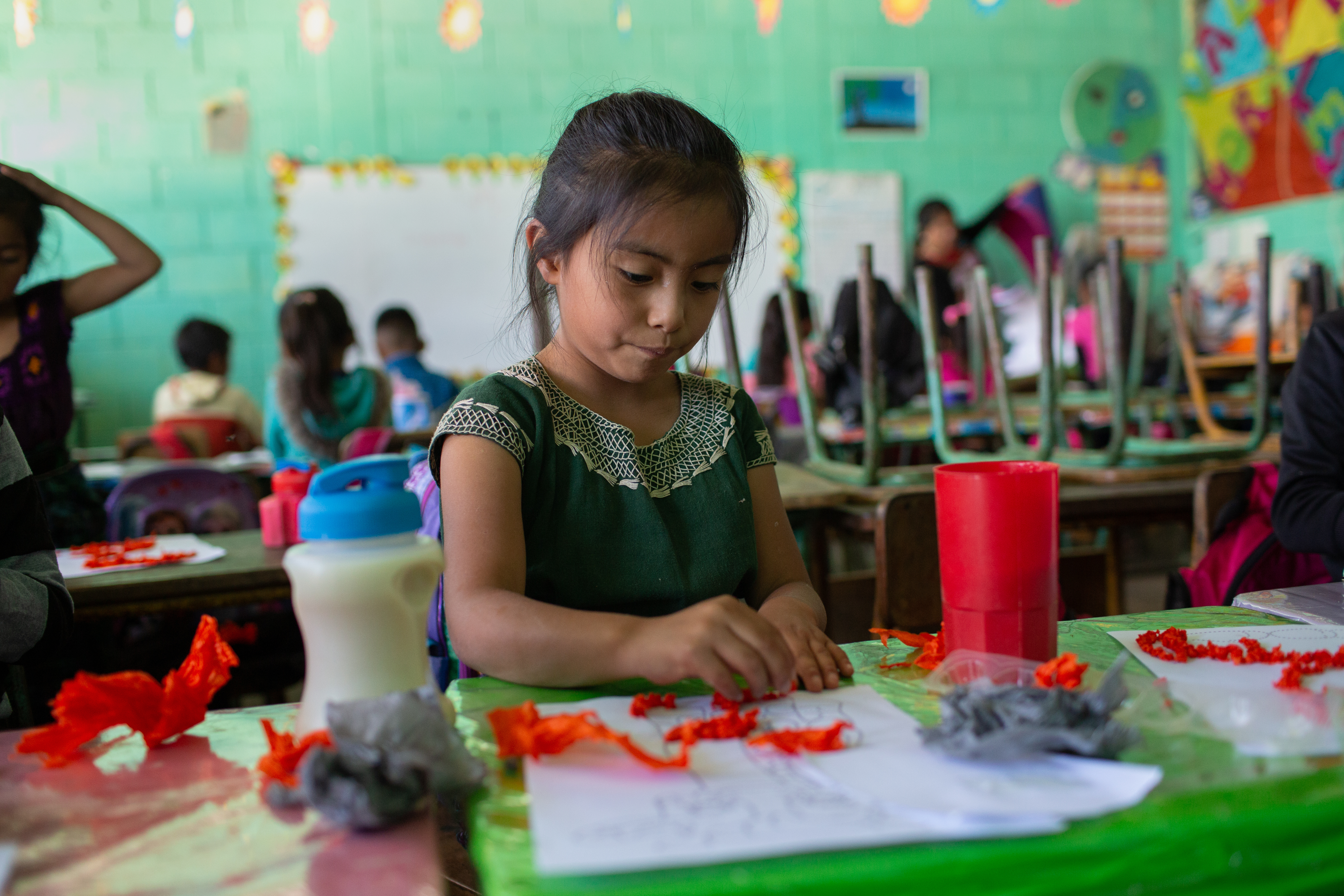 Mädchen aus Guatemala ist in der Schule und bastelt (Quelle: James Rodriguez) Mädchen aus Guatemala ist in der Schule und bastelt (Quelle: James Rodriguez)