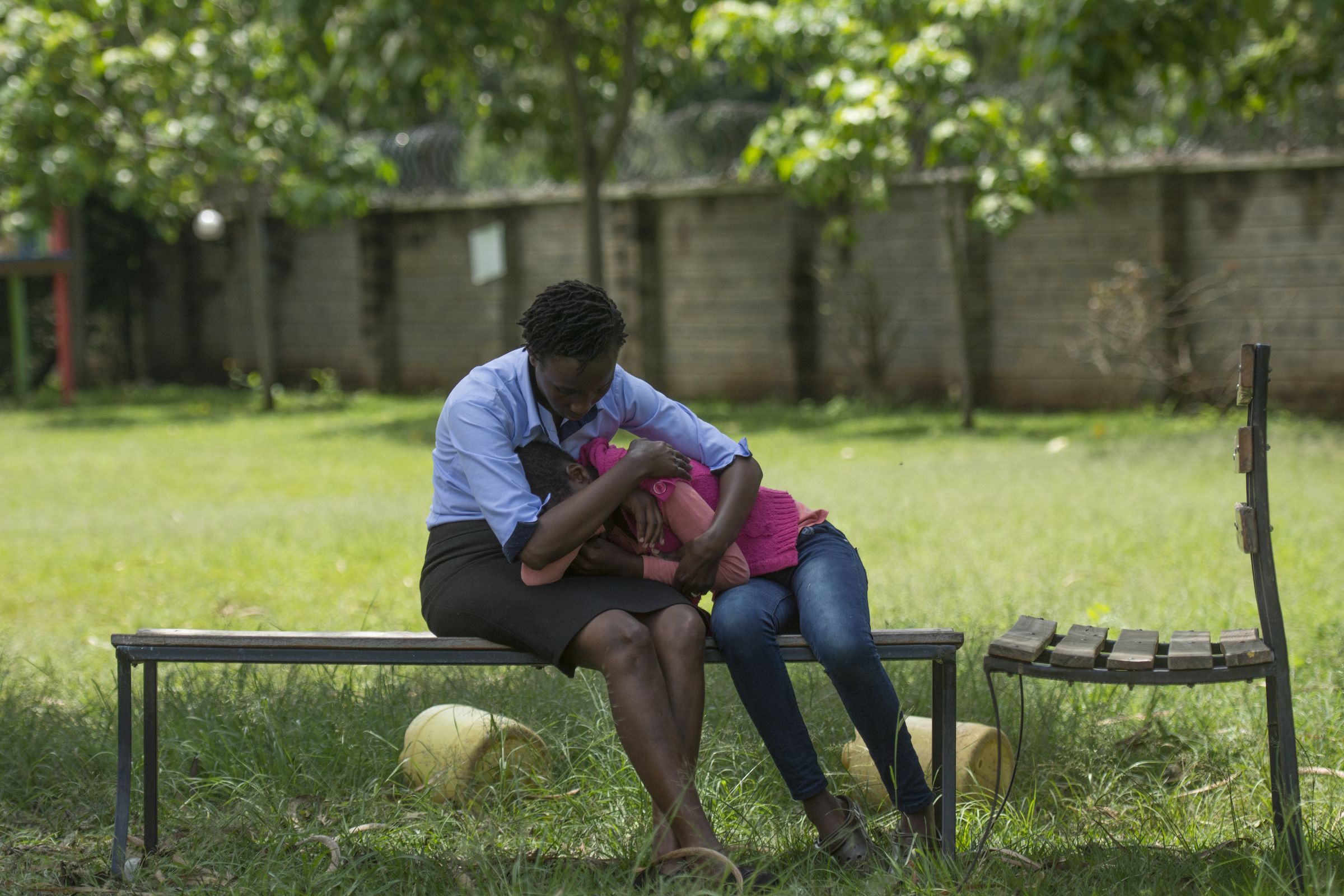 Eine Frau aus einem Schutzhaus in Kenia tröstet ein Mädchen. (Quelle: Christian Nusch)