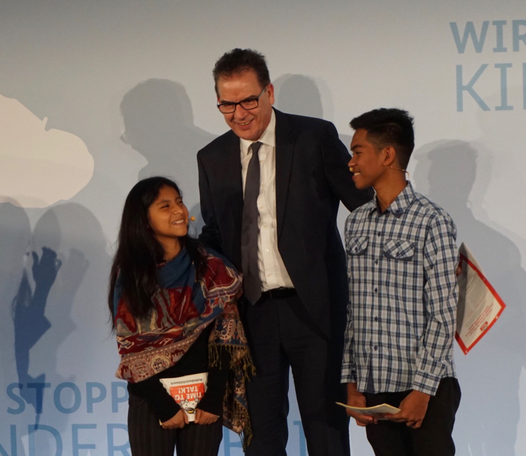 Minister Gerd Müller mit zwei Jugendlichen aus Indonesien. (Quelle: Frank Mischo)