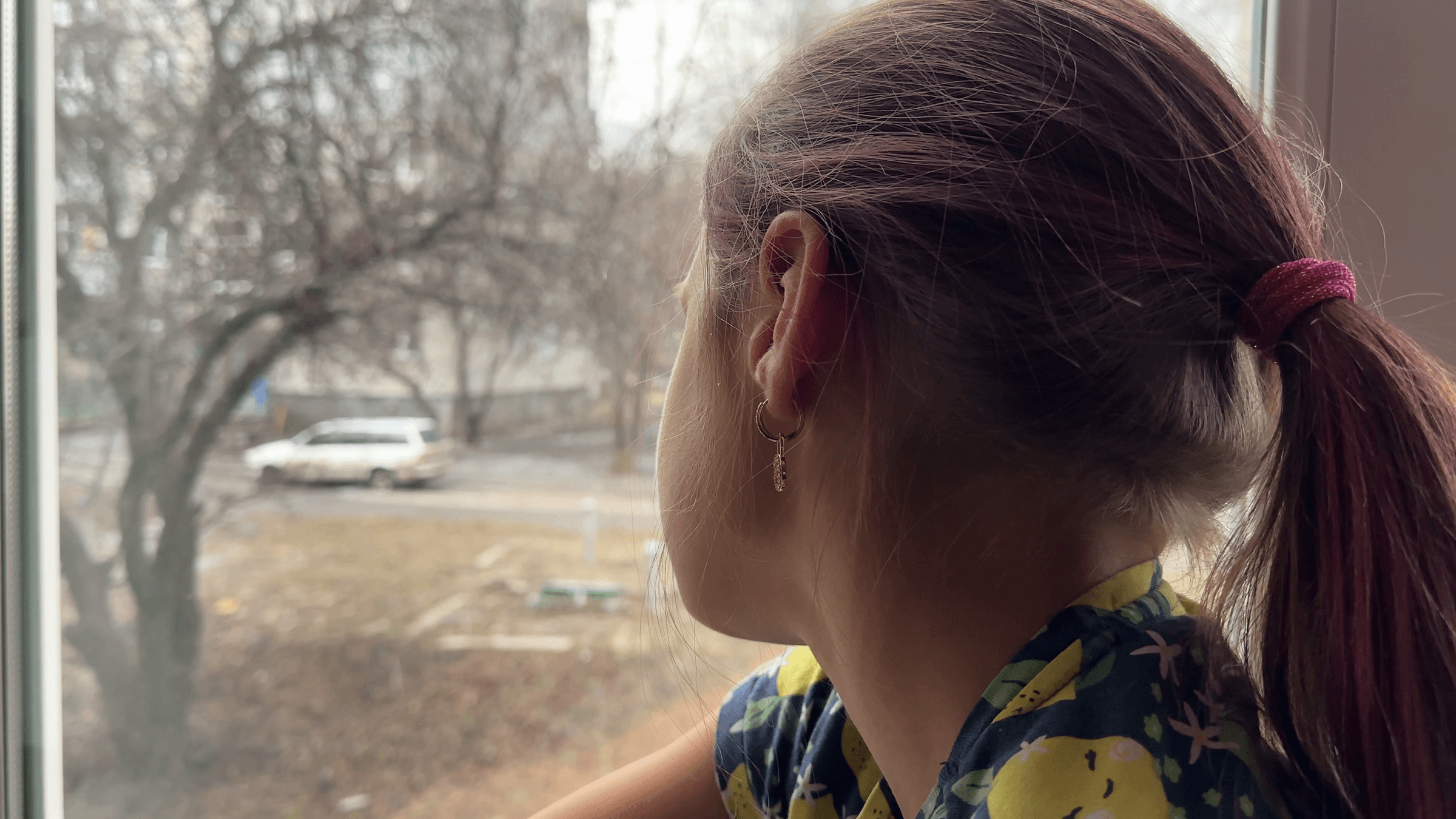 Siebenjährige Ann aus der Ukraine schaut aus dem Fenster (Quelle: Myrne Nebo / Kindernothilfe)