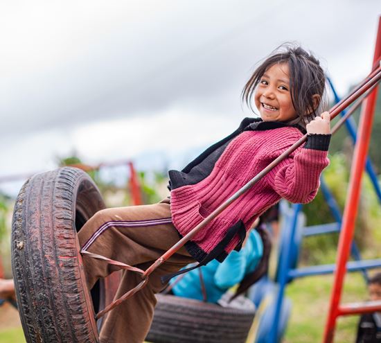 Ein Mädchen auf der Schaukel. (Quelle: Jakob Studnar) Ein Mädchen auf der Schaukel. (Quelle: Jakob Studnar)