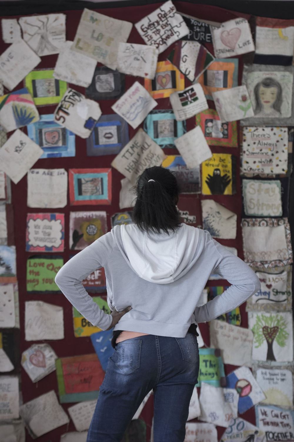 Maedchen im Tumaini Centre steht vor einer Wand mit gemalten Bildern (Bild: Christian Nusch) Maedchen im Tumaini Centre steht vor einer Wand mit gemalten Bildern (Bild: Christian Nusch)