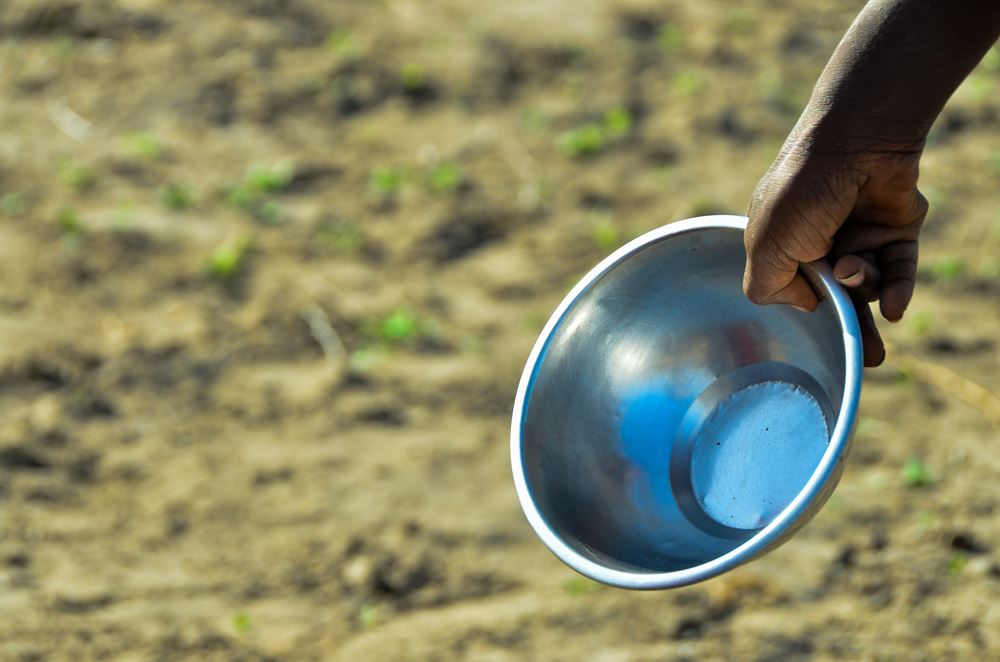 Eine leere Blechschüssel in der Hand eines Kindes. (Quelle: Girmay Tilahun) Eine leere Blechschüssel in der Hand eines Kindes. (Quelle: Girmay Tilahun)
