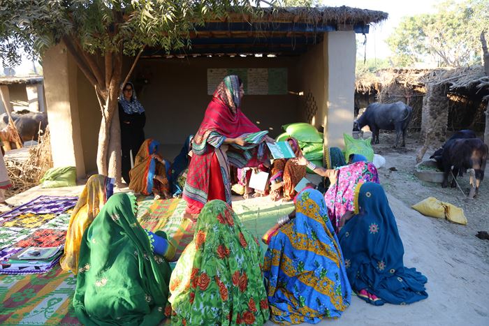 Eine Frauen-Selbsthilfegruppe in Pakistan sitzt auf dem Boden und spricht über gemeinsames Sparen. (Quelle: Kindernothilfe-Partner) Eine Frauen-Selbsthilfegruppe in Pakistan sitzt auf dem Boden und spricht über gemeinsames Sparen. (Quelle: Kindernothilfe-Partner)