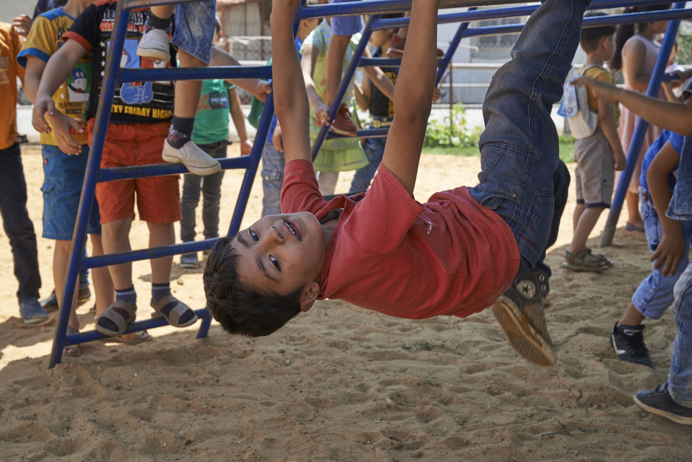 Ein syrischer Junge spielt auf einem Klettergerüst in einem Lager für Geflüchtete im Libanon. (Quelle: Ulrich Gernhardt) Ein syrischer Junge spielt auf einem Klettergerüst in einem Lager für Geflüchtete im Libanon. (Quelle: Ulrich Gernhardt)